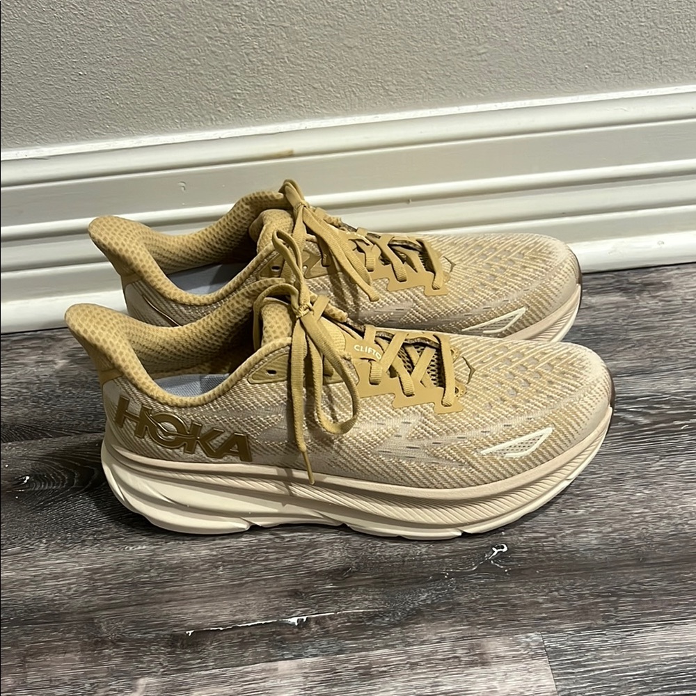 Men’s Hoka Beige Clifton 9 Sneakers 10D